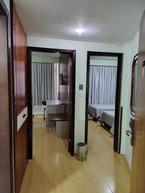 Apartamento Superior Conjugado | Minibar, desk, blackout drapes, iron/ironing board - HOTEL JARAGUA (Joacaba)