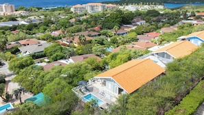Un quartier résidentiel avec des maisons, une piscine et une vue sur l’océan.