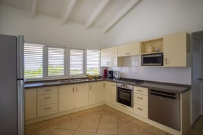 Fridge, microwave, oven, stovetop - Piscadera Bay Resort Villa 106 (Willemstad)