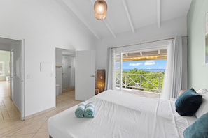 3 habitaciones, tabla de planchar con plancha y cuna de viaje