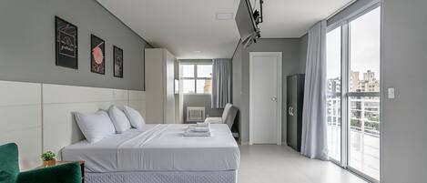 Tabla de planchar con plancha, wifi y ropa de cama