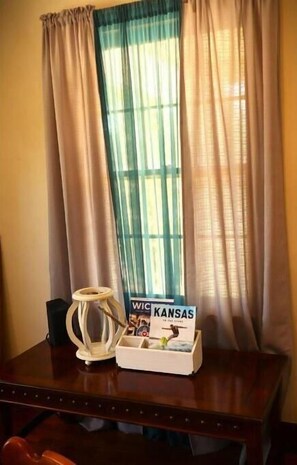 Interior - Salt City Cottage (Hutchinson)