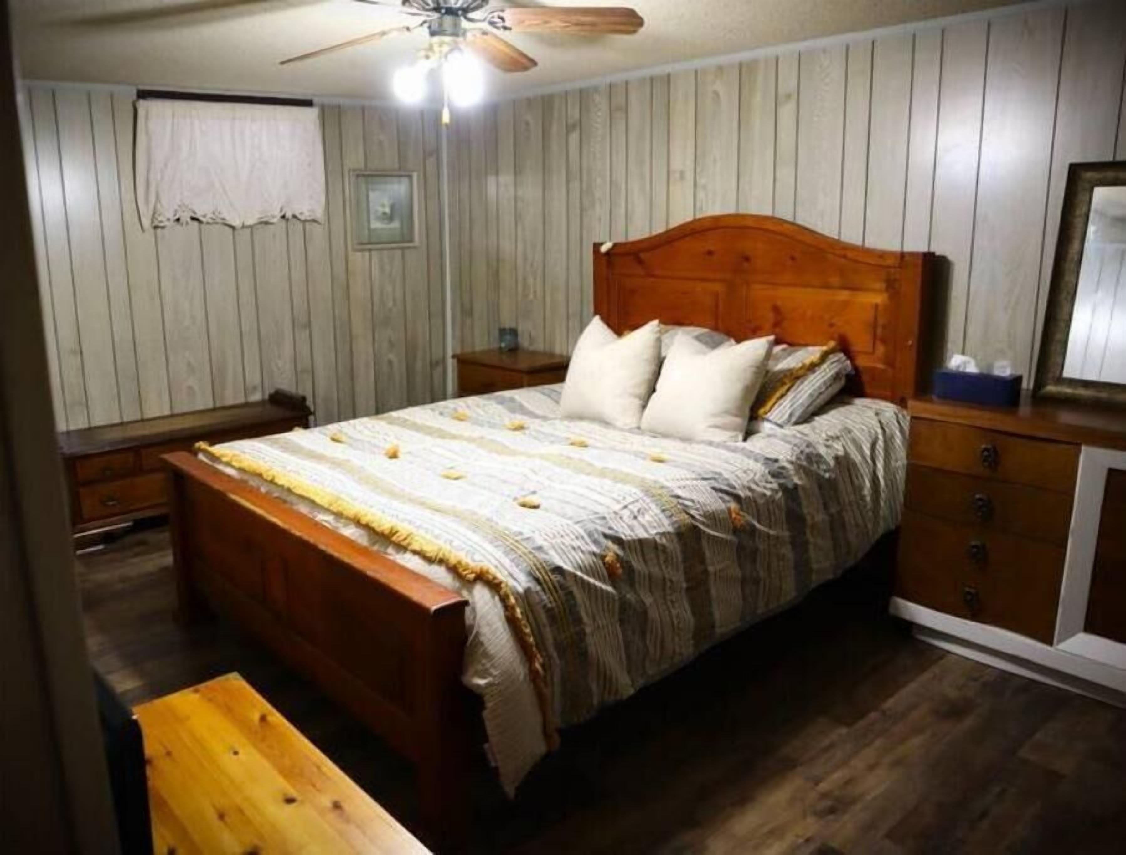 4 bedrooms, iron/ironing board, travel crib, WiFi (free)