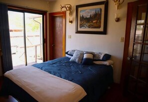 4 bedrooms, iron/ironing board, travel crib, free WiFi - Salt City Cottage (Hutchinson)