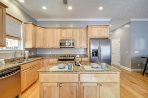 冷蔵庫、電子レンジ、オーブン、コンロ