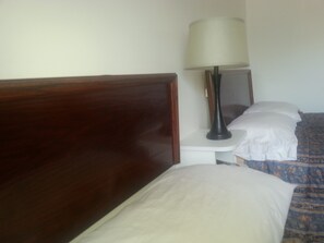 Basic Double Room | Free WiFi, bed sheets - COUNTRY SQUIRE MOTOR INN (Chetwynd)