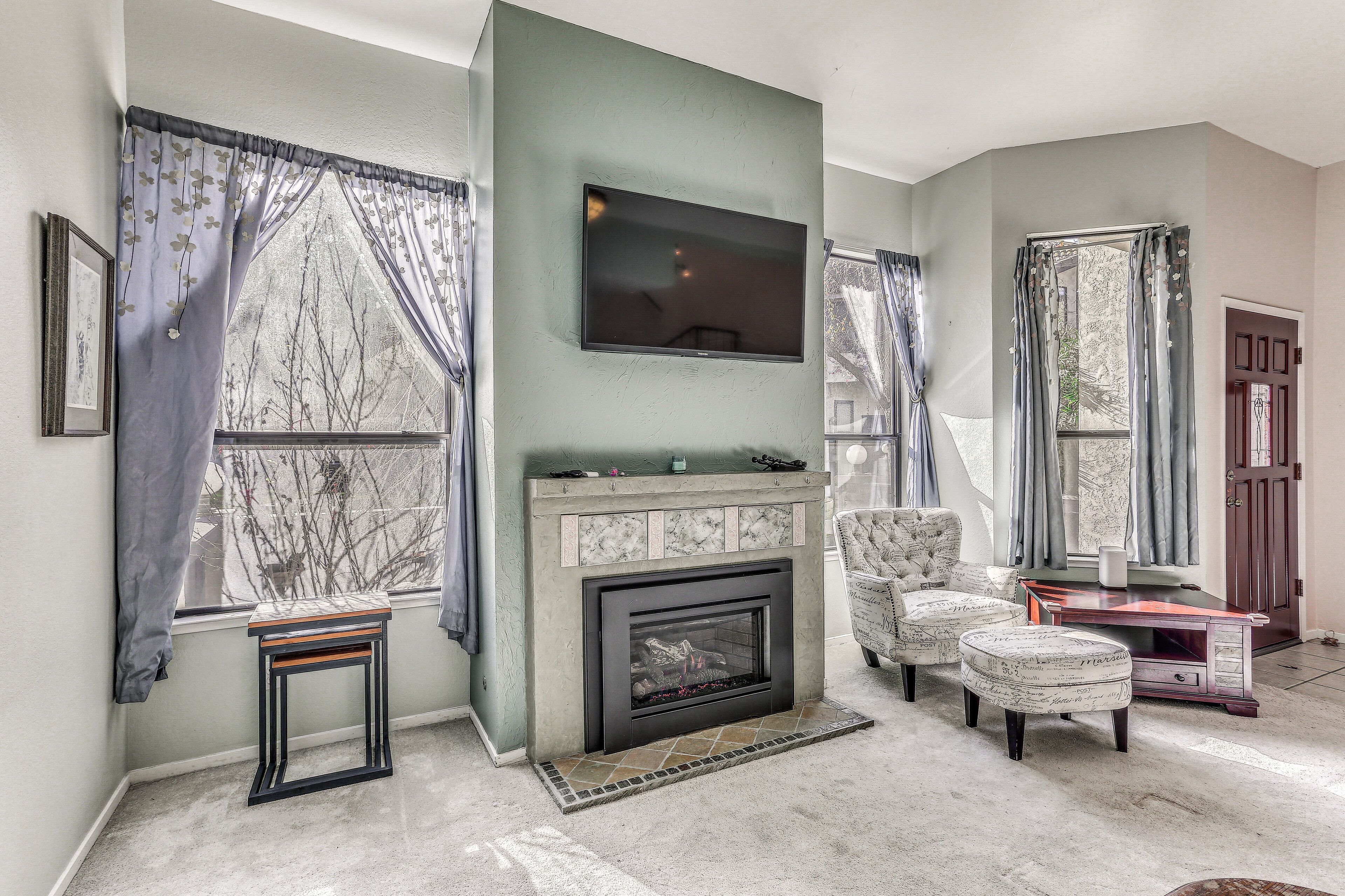 TV, fireplace