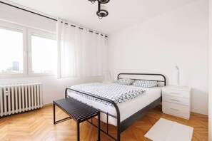 1 dormitorio, escritorio, tabla de planchar con plancha y wifi