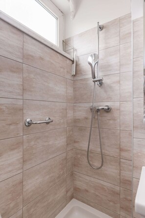 Douche, séchoir à cheveux, serviettes fournies