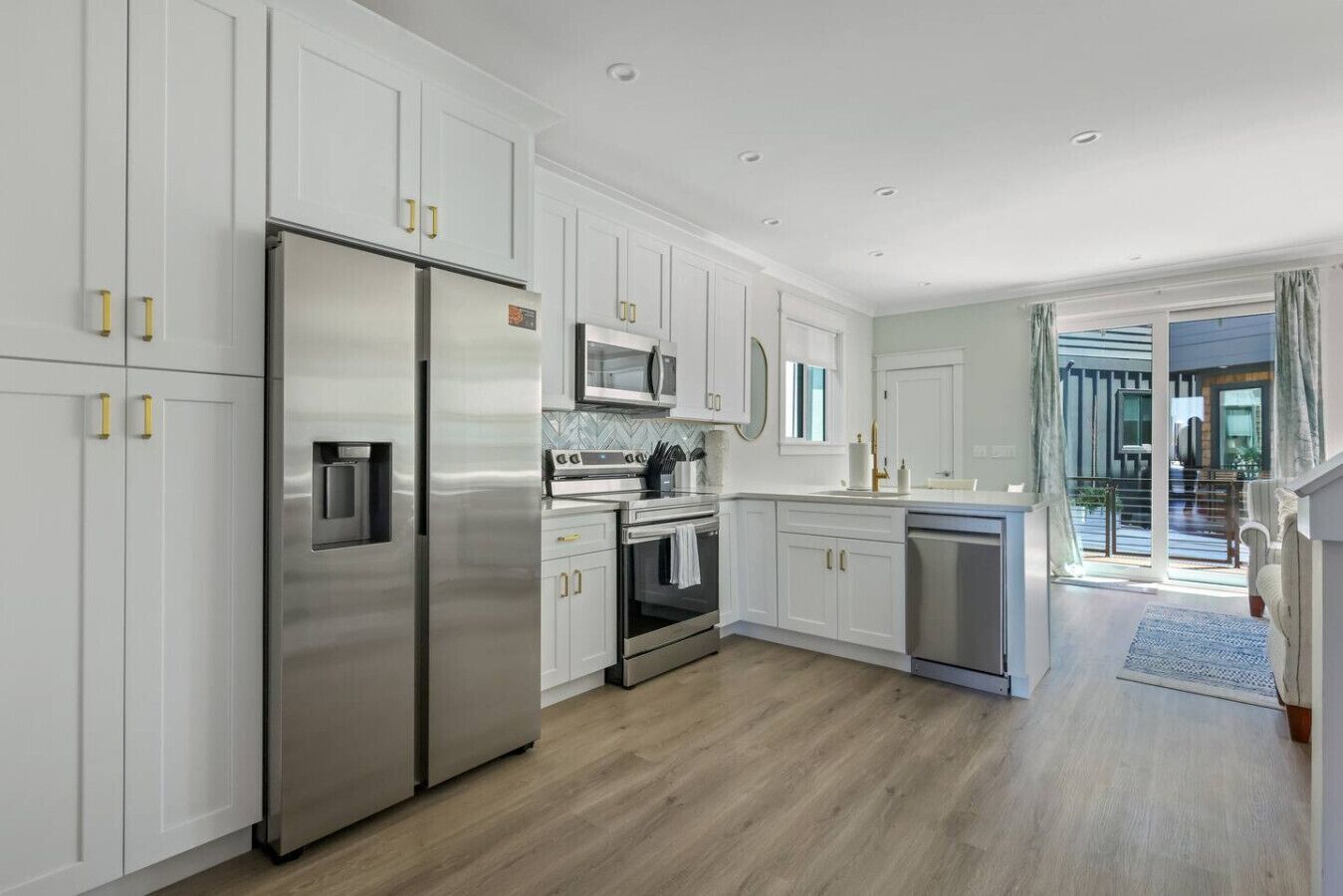 Jääkaappi, mikroaaltouuni, uuni, liesi