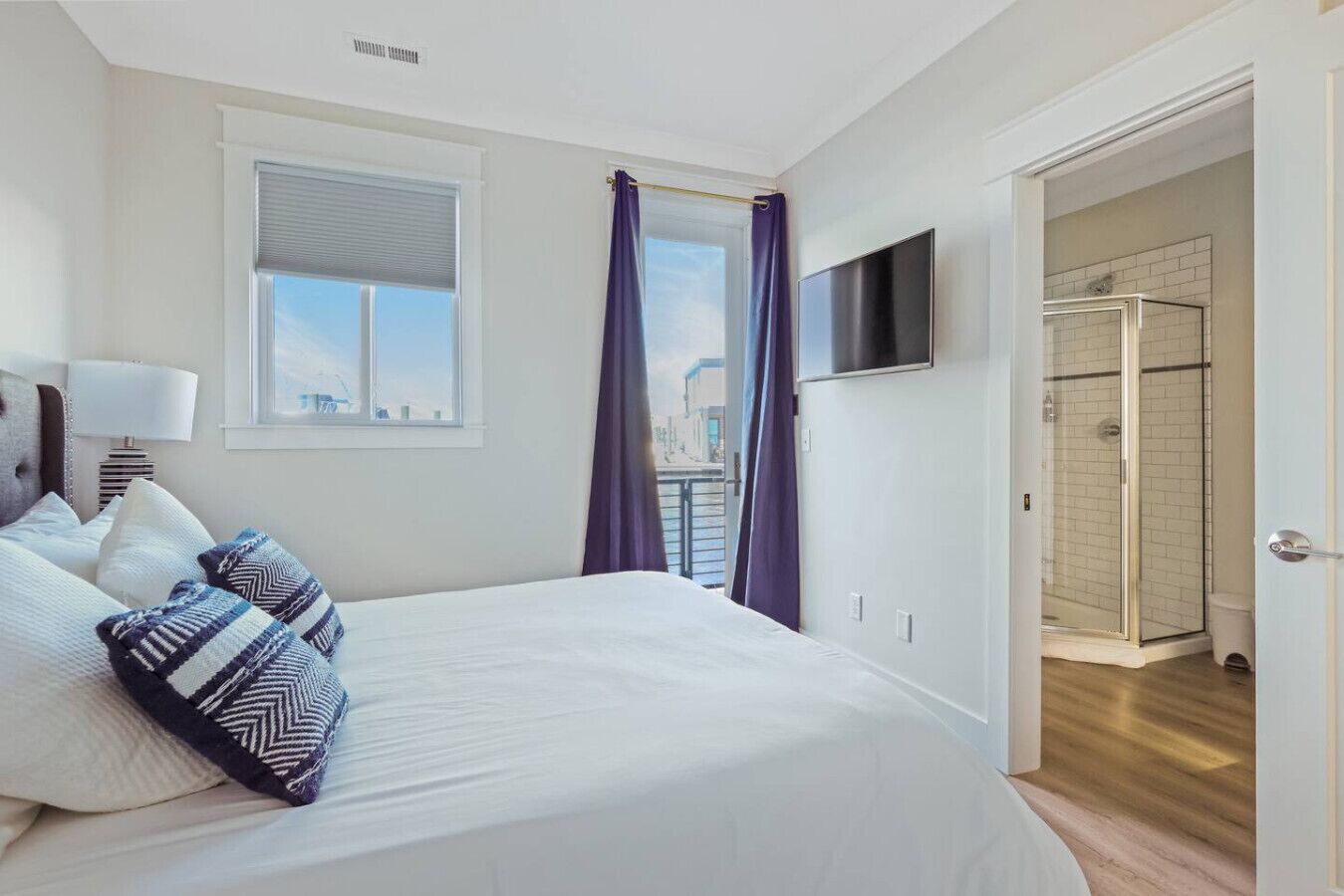 2 makuuhuonetta, työpöytä, ilmainen Wi-Fi, vuodevaatteet