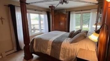 5 bedrooms, desk, iron/ironing board, free WiFi