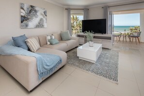 جناح شهر العسل | منطقة المعيشة | تلفزيون بشاشة مسطحة، برامج وأفلام نتفليكس، خدمات بث، طابعة