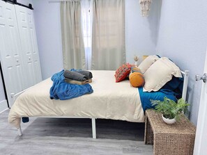 3 bedrooms, desk, iron/ironing board, travel crib