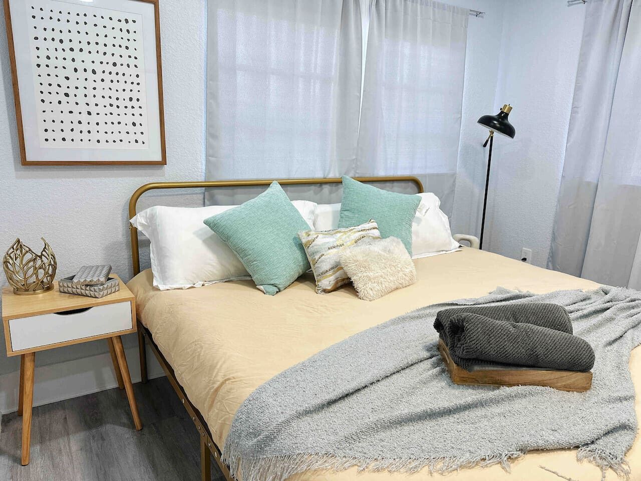 3 soverom, skrivebord, strykejern/-brett og reiseseng for barn