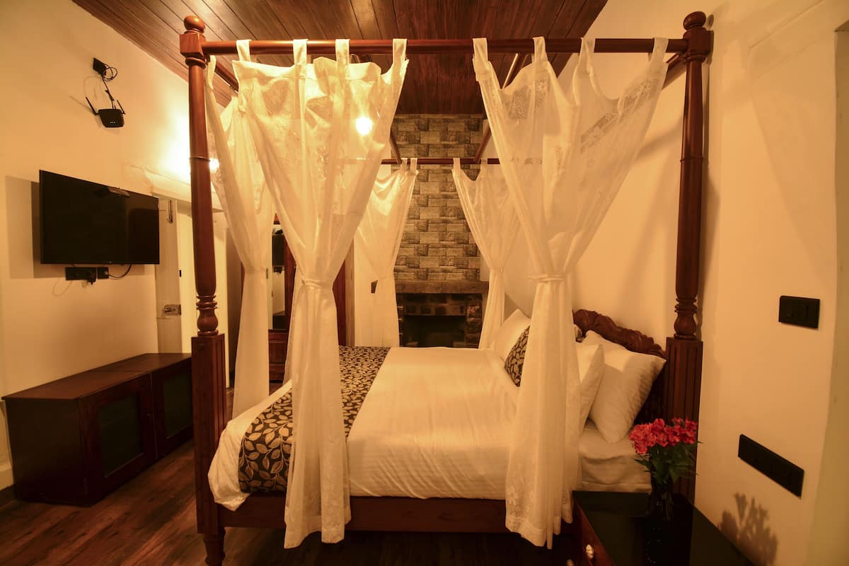 Desk, free WiFi, bed sheets
