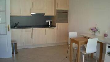 Een koelkast, een microgolfoven, een oven, een vaatwasser