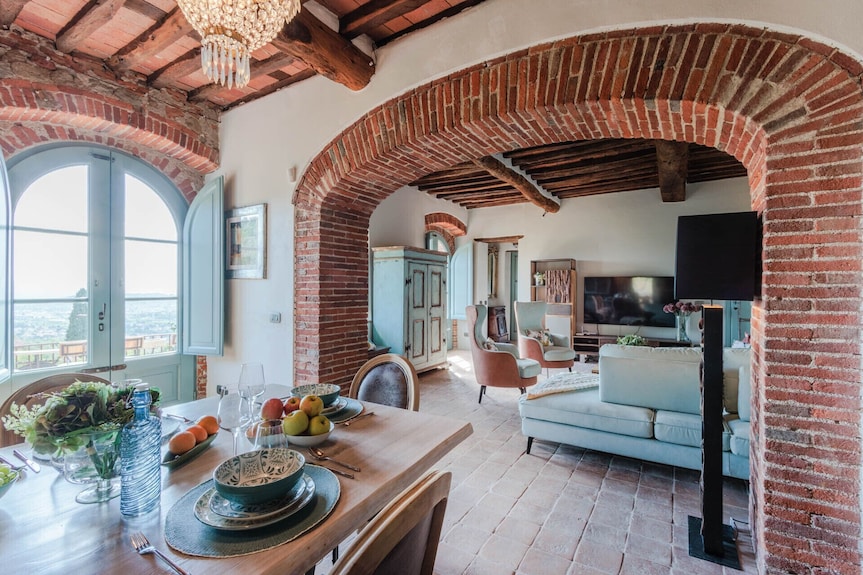 Villa Alice, Panoramic Stone Farmhouse To Sleep 10 With Pool In Lucca - イタリア ルッカ