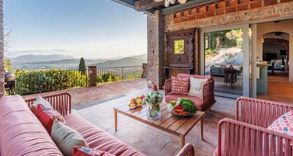 Villa Alice, panoramic stone farmhouse to sleep 10 with pool in Lucca