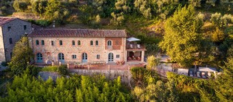 Villa Alice, panoramic stone farmhouse to sleep 10 with pool in Lucca