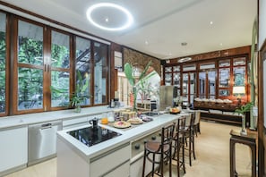 Geladeira, micro-ondas, fogão, cooktop
