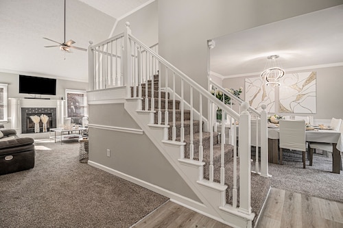 Atlanta 9 private Bedrooms with 4k TVs, 13 Beds, Master on Main Floor 4000 sq ft