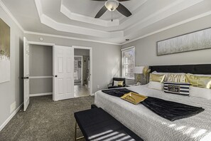 9 dormitorios, escritorio, tabla de planchar con plancha y cuna de viaje