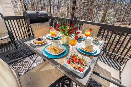 Atlanta 9 private Bedrooms with 4k TVs, 13 Beds, Master on Main Floor 4000 sq ft