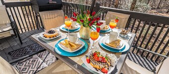 Atlanta 9 private Bedrooms with 4k TVs, 13 Beds, Master on Main Floor 4000 sq ft