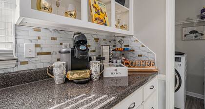 Atlanta 9 private Bedrooms with 4k TVs, 13 Beds, Master on Main Floor 4000 sq ft