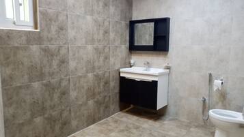 Dusch, hårtork, handdukar och tvål