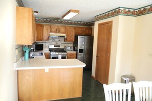 冷蔵庫、電子レンジ、オーブン、コンロ