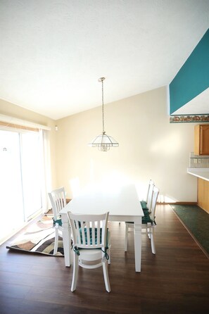 Dining - Neighborhood ranch with parks, 3 miles to Purdue (West Lafayette)