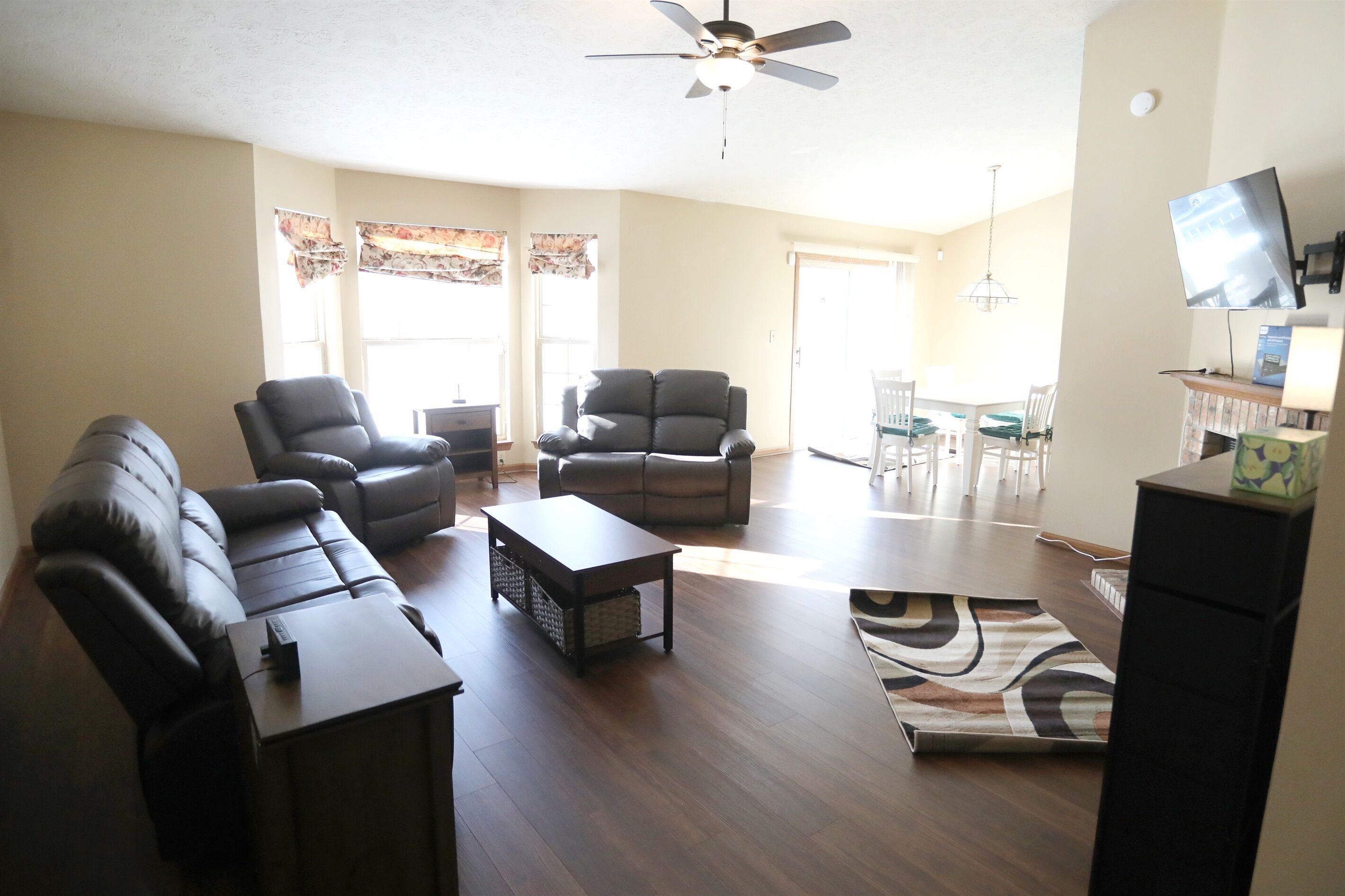 تلفزيون ذكي، مدفأة، مشغل دي في دي، مكتبة موسيقى