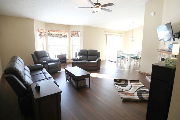 スマートテレビ、暖炉、DVD プレーヤー、ミュージックライブラリ