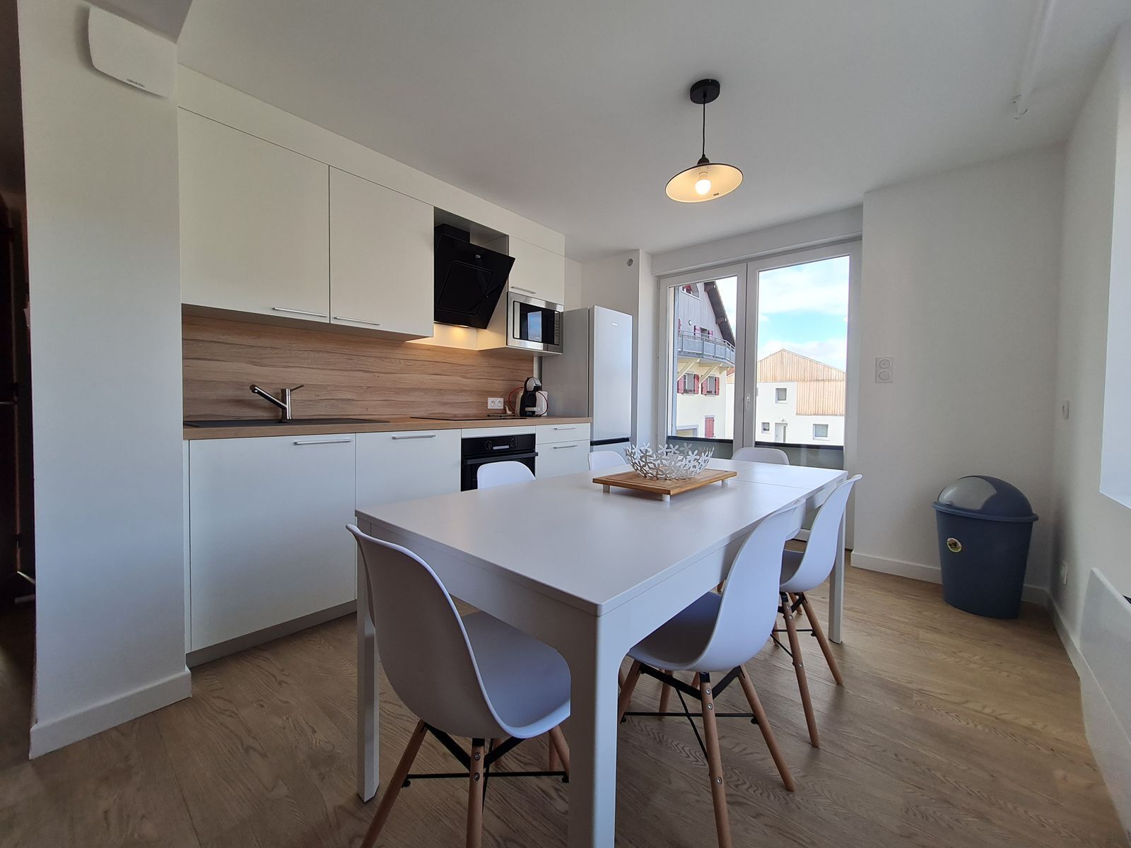 ثلاجة، ميكروويف، فرن، موقد طهي مسطح