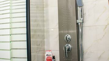 SĂšche-cheveux, serviettes fournies, savon, shampoing