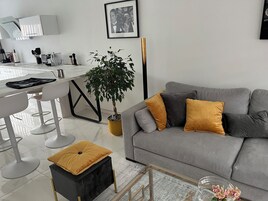 Casa City | Zona de estar | Una televisión de pantalla plana, una pantalla de ordenador