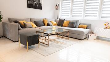 Rumah Kota | Area keluarga | TV layar datar, monitor komputer, dan printer