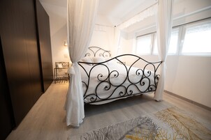 City House | 2 bedrooms, desk, blackout drapes, iron/ironing board