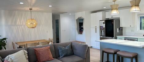 スマートテレビ、暖炉、DVD プレーヤー、書庫