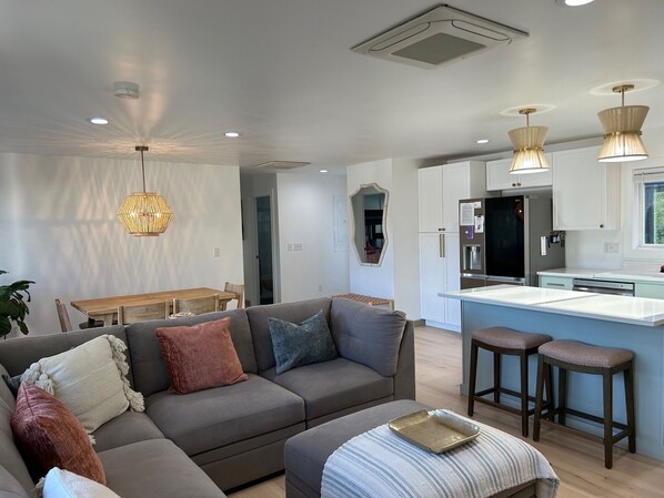 Smart TV, fireplace, DVD player, books - The Catch; relax in this stylish cozy home with views of the mountains & bay! (Garibaldi)