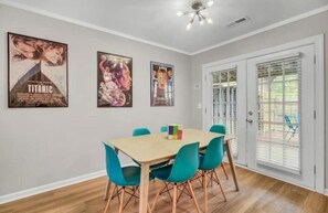 Dining - Back to the 90s! Throwback Vibe, Walkable to Bars! (North Charleston)