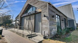 A building with a sign reading "COMMONHOUSE ALEWORKS."