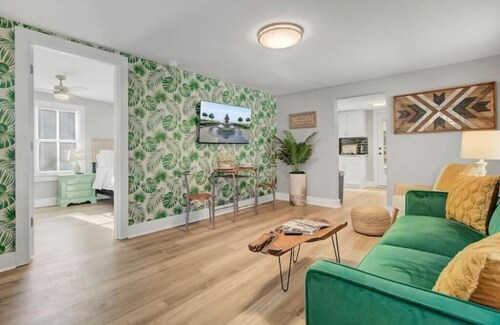 Chic Johns Island Cottage w/ King Bed+Smart TVs!