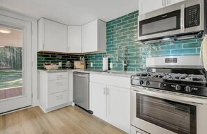 Réfrigérateur, four à micro-ondes, un four, surface de cuisson