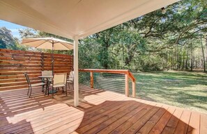 Outdoor dining - Chic Johns Island Cottage w/ King Bed+Smart TVs! (Johns Island)