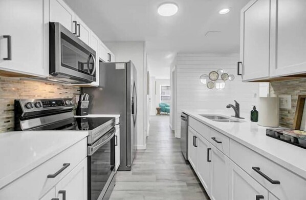 Private kitchen - Good Vibes Only! Walkable to Park Circle+King Bed! (North Charleston)