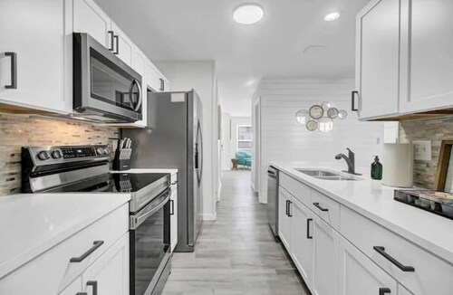 Good Vibes Only! Walkable to Park Circle+King Bed!