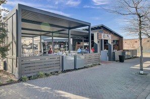 Outdoor dining - Good Vibes Only! Walkable to Park Circle+King Bed! (North Charleston)
